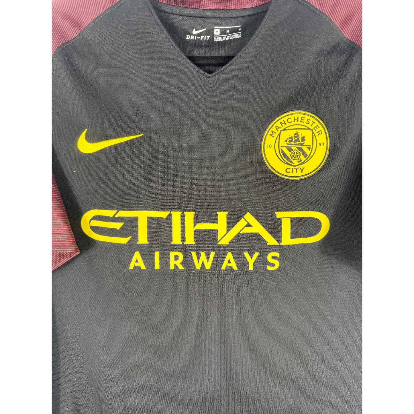 Détail de l'écusson de Manchester City et du logo Nike