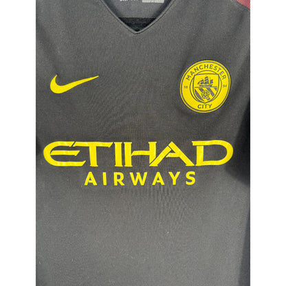 Détail de l'écusson de Manchester City et du logo Nike