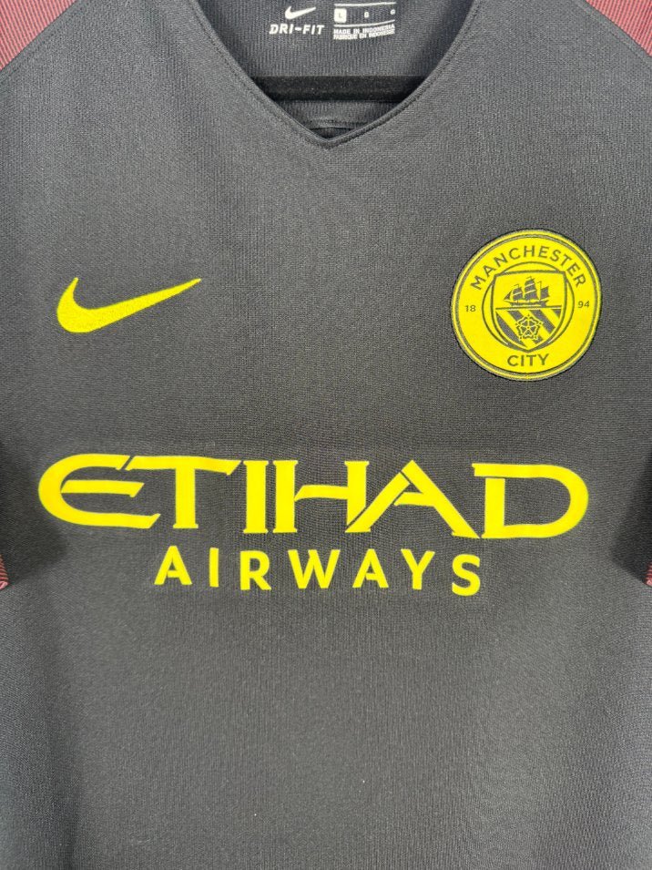 Détail de l'écusson de Manchester City et du logo Nike