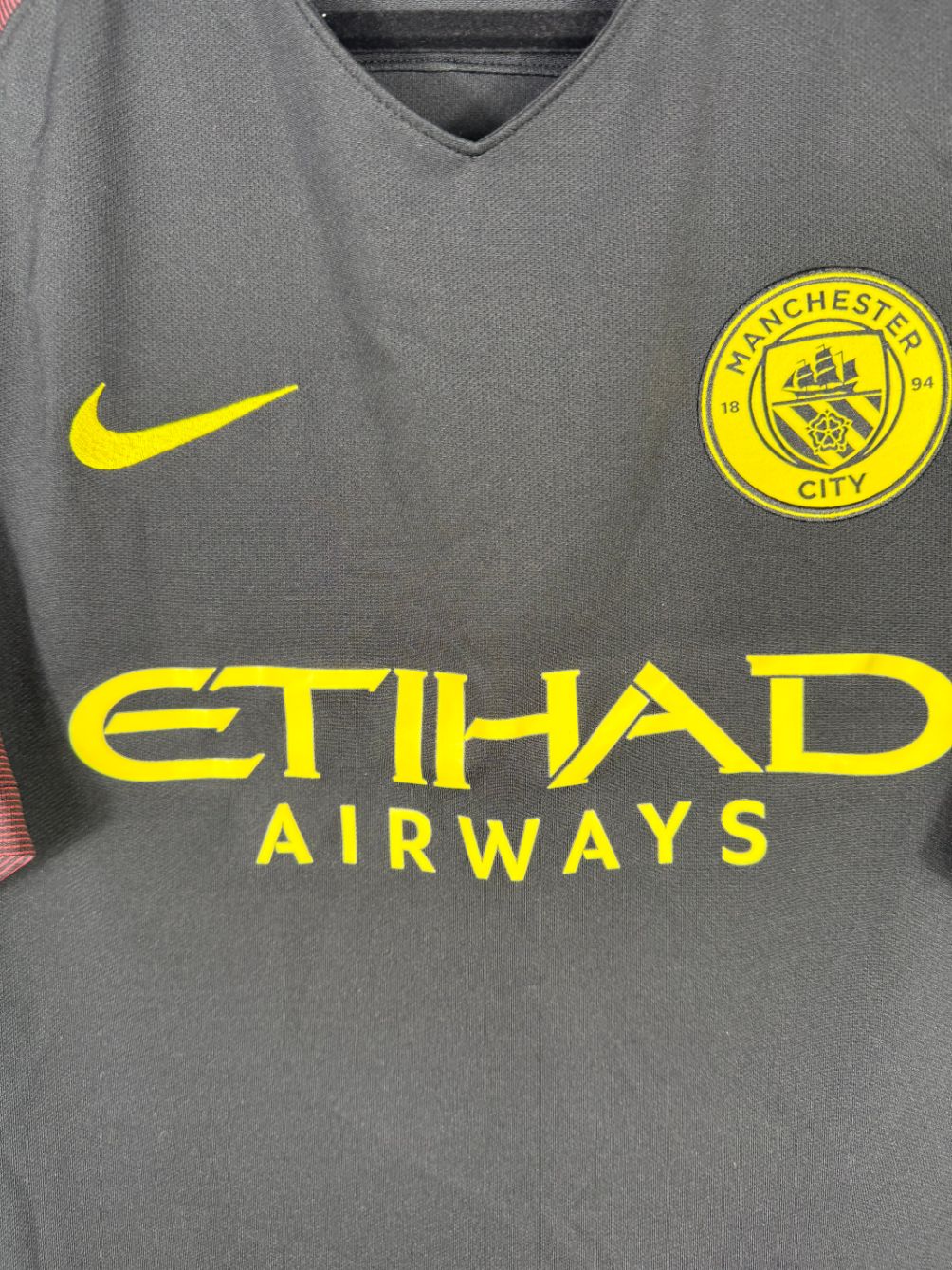 Détail de l'écusson de Manchester City et du logo Nike