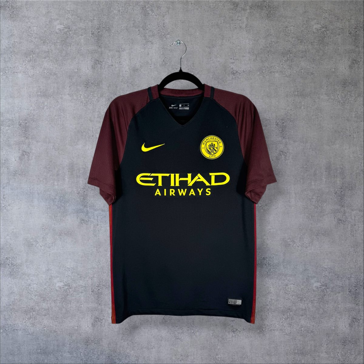 Maillot Manchester City extérieur 2016-2017 Nike de face, sponsor Etihad jaune
