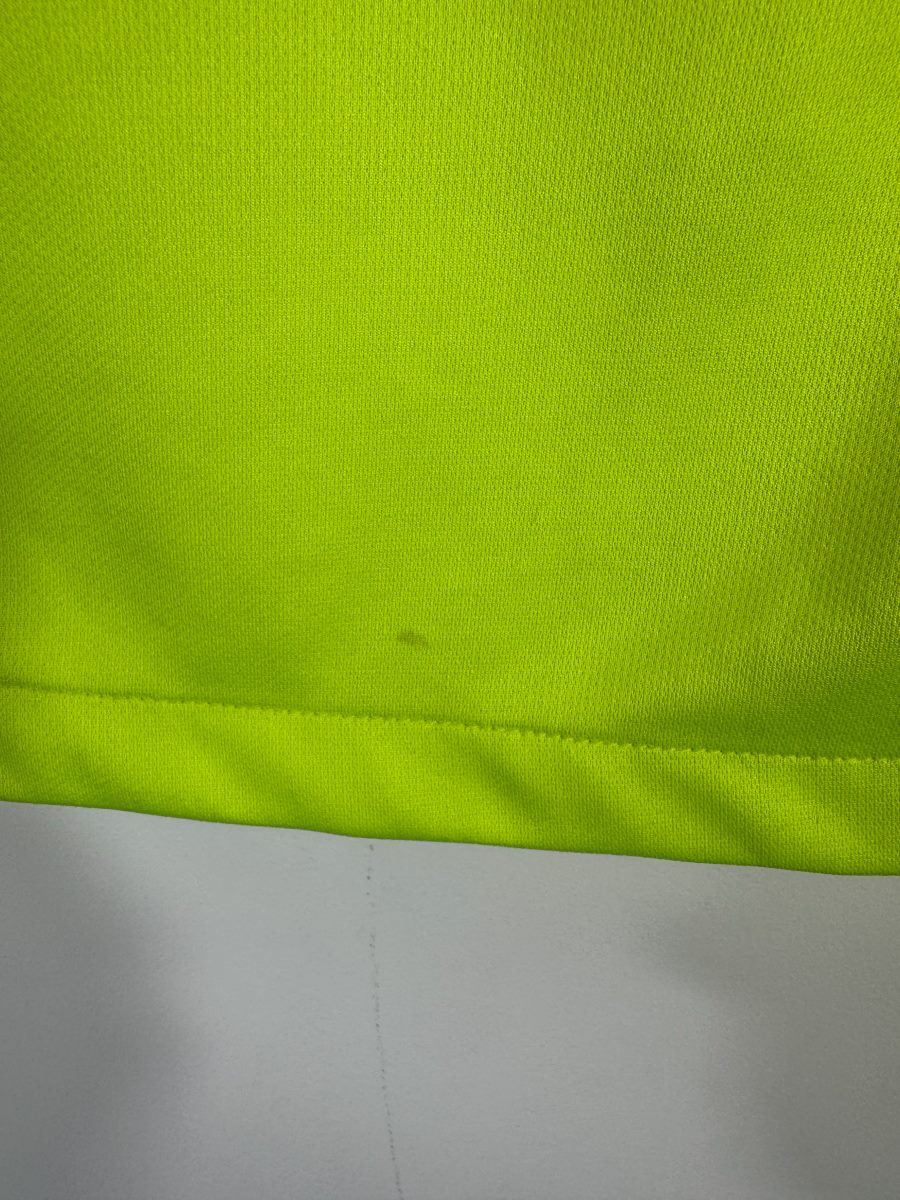 Micro tache visible de près, maillot gardien Manchester City 2016-2017 Bravo