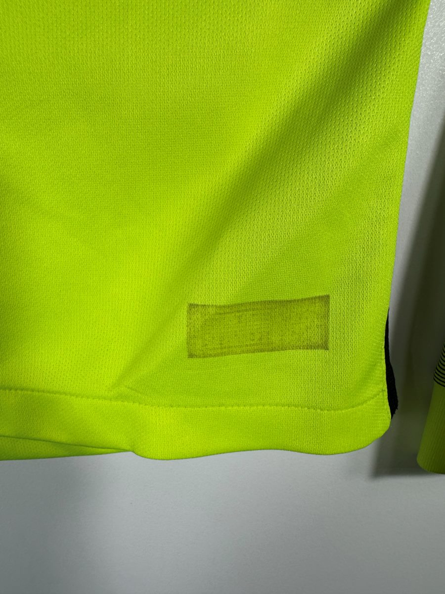 Trace du badge Nike détaché en bas du maillot gardien Manchester City 2016-2017
