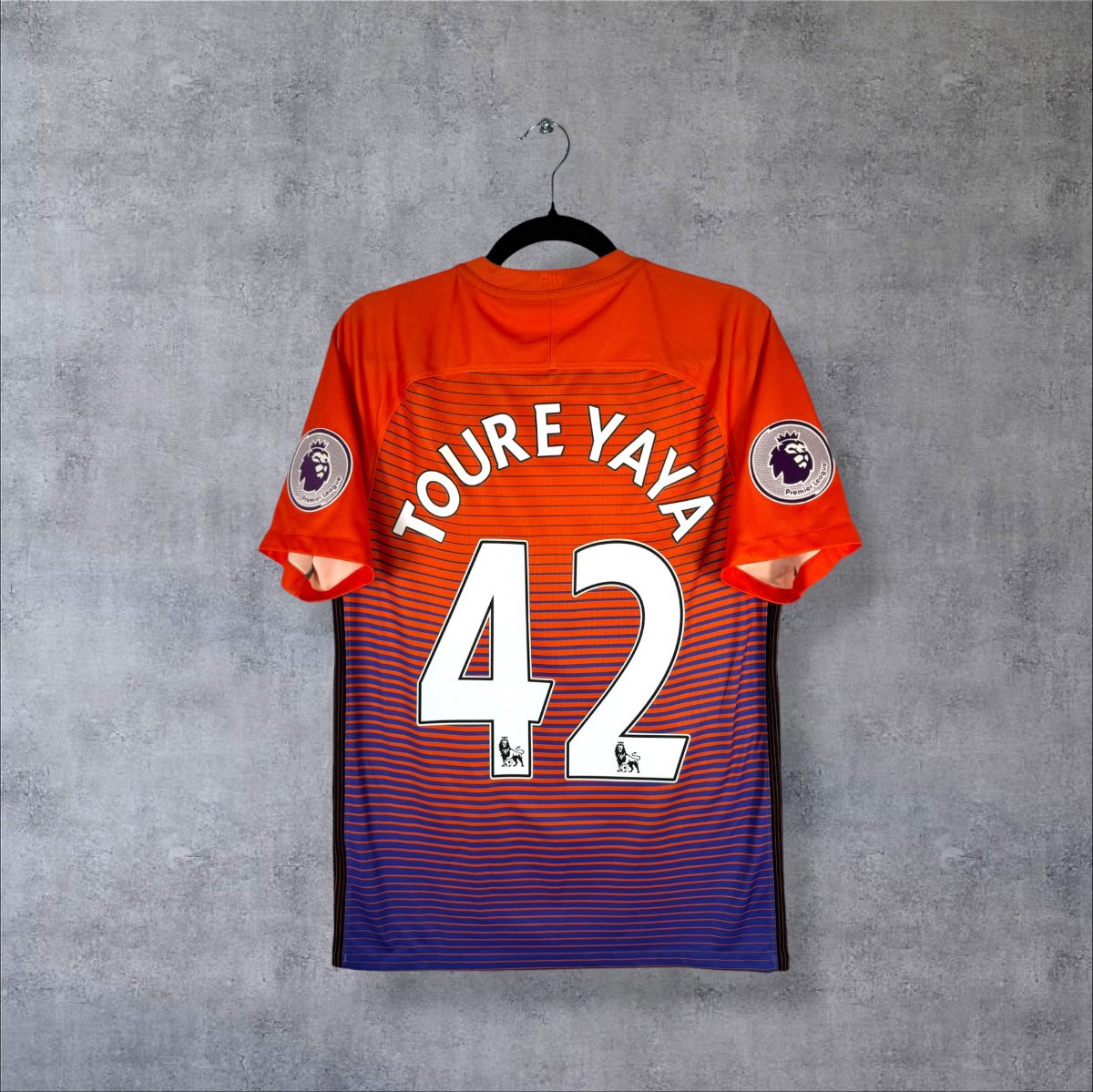 Dos du maillot Manchester City 2016-2017 third orange avec flocage TOURE YAYA numéro 42 et patchs Premier League
