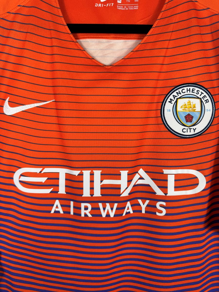 Écusson Manchester City brodé, virgule Nike et sponsor Etihad, maillot third 2016-2017