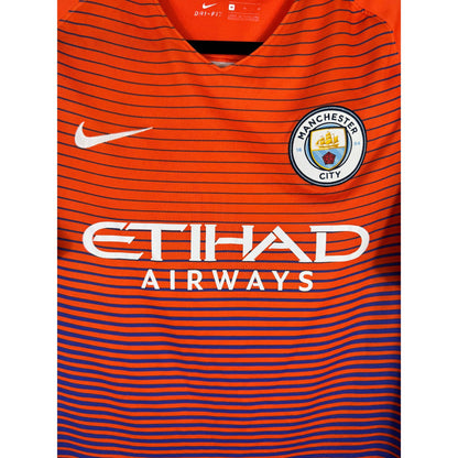 Détail de l'écusson de Manchester City et du logo Nike