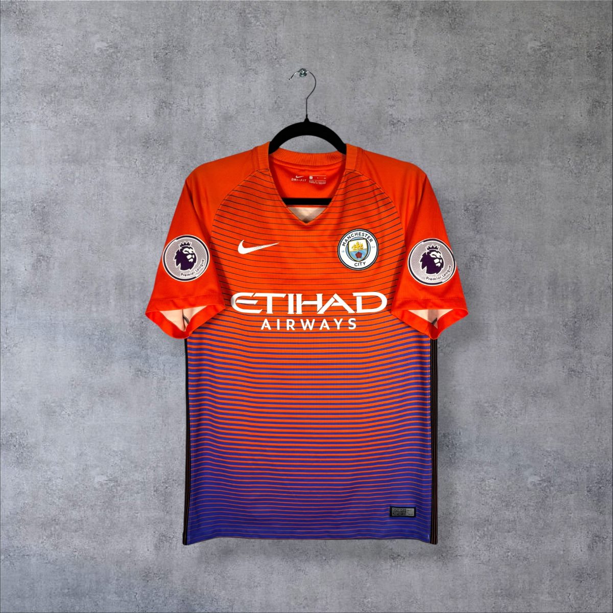 Face du maillot Manchester City 2016-2017 third Nike, dégradé orange vers bleu, sponsor Etihad Airways