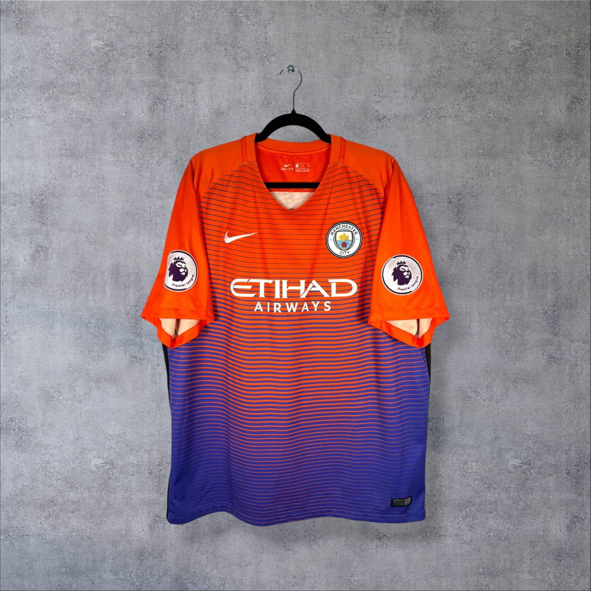 Maillot Manchester City third 2016-2017 Nike de face, dégradé orange-violet, sponsor Etihad Airways