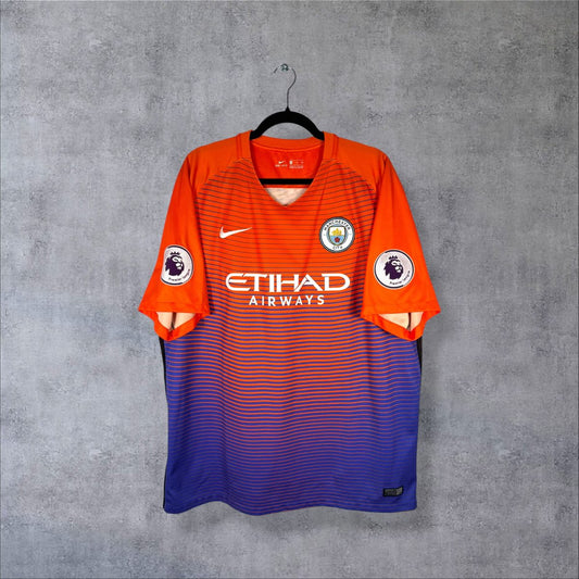 Maillot Manchester City third 2016-2017 Nike de face, dégradé orange-violet, sponsor Etihad Airways