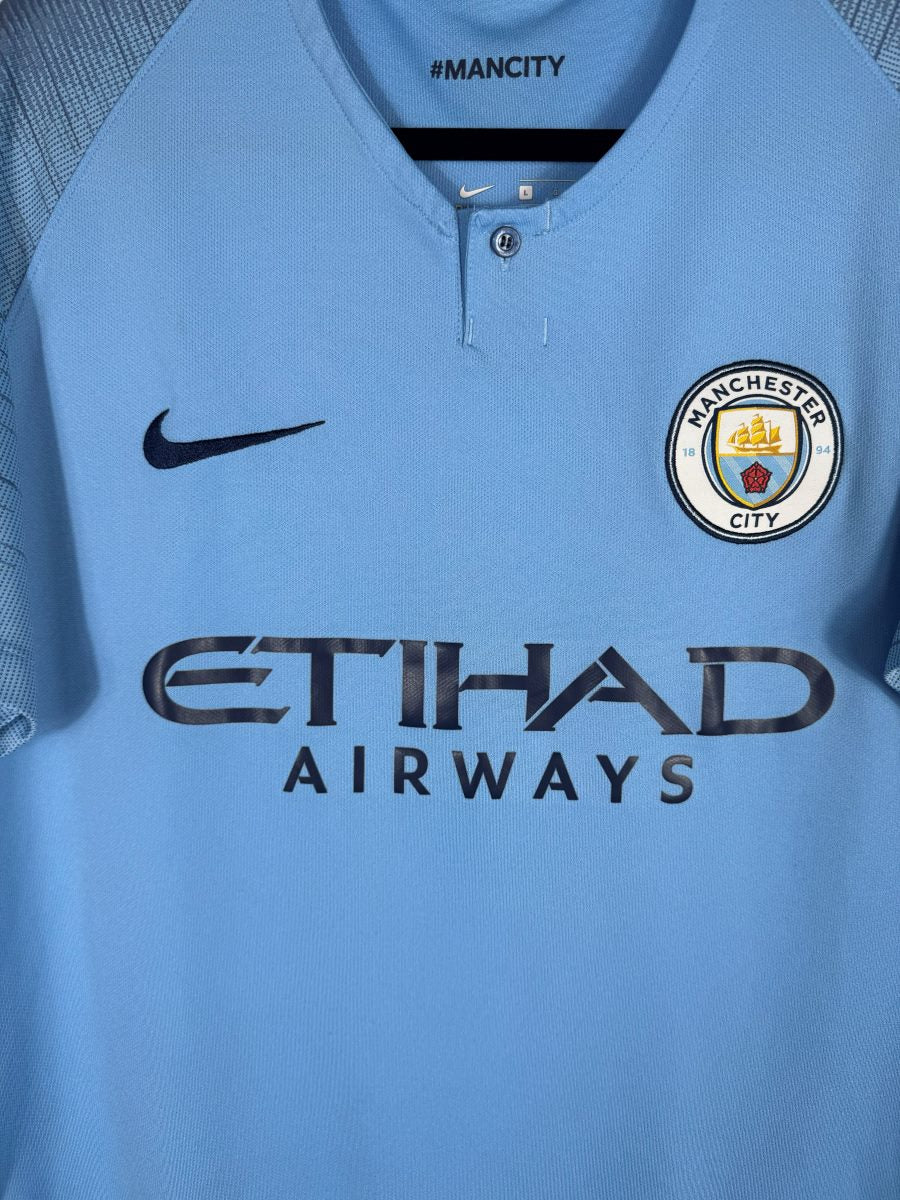 Écusson brodé Manchester City et sponsor Etihad Airways sur le maillot domicile 2018-2019