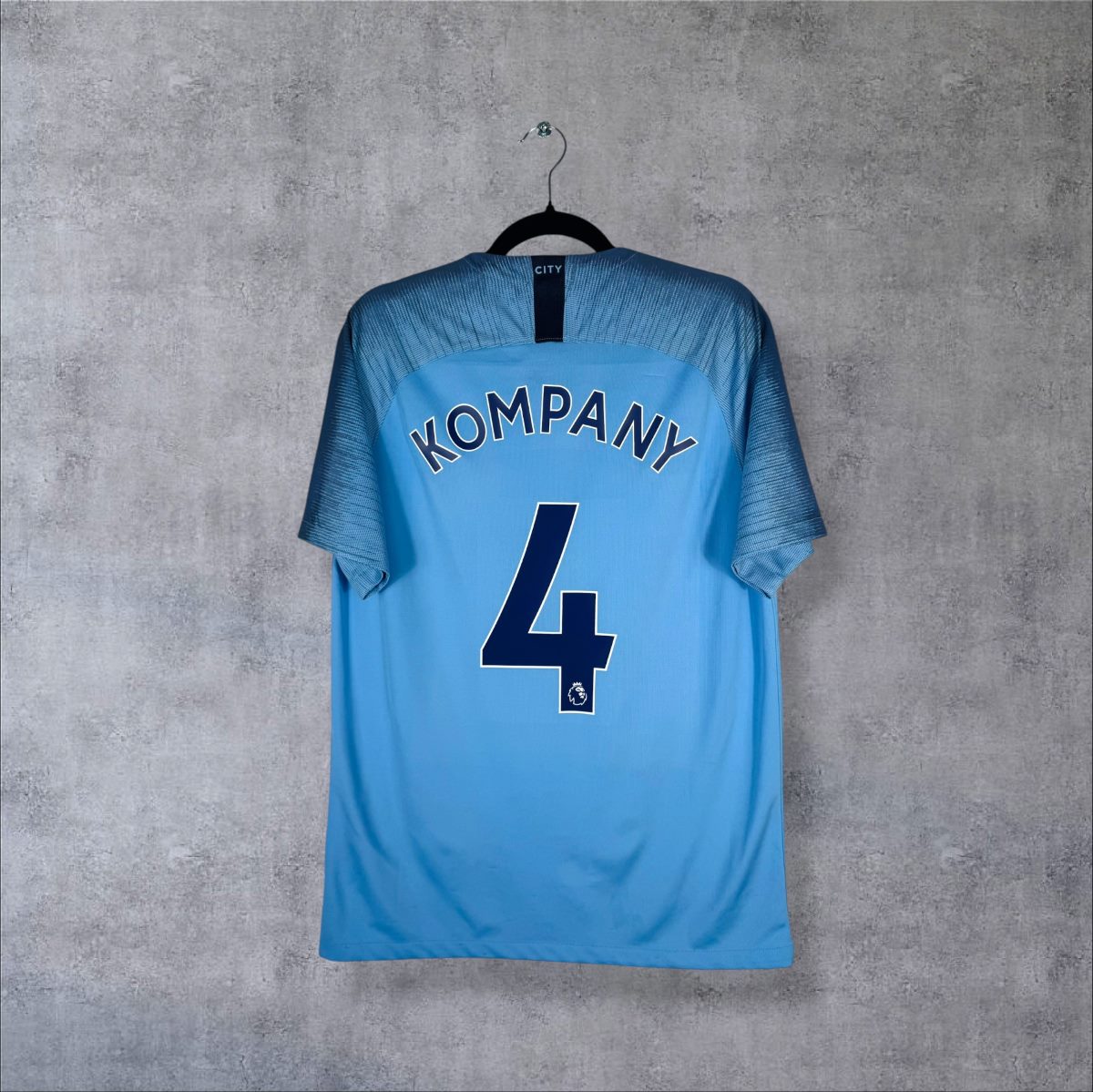 Dos du maillot Manchester City 2018-2019 domicile avec le flocage Kompany N°4