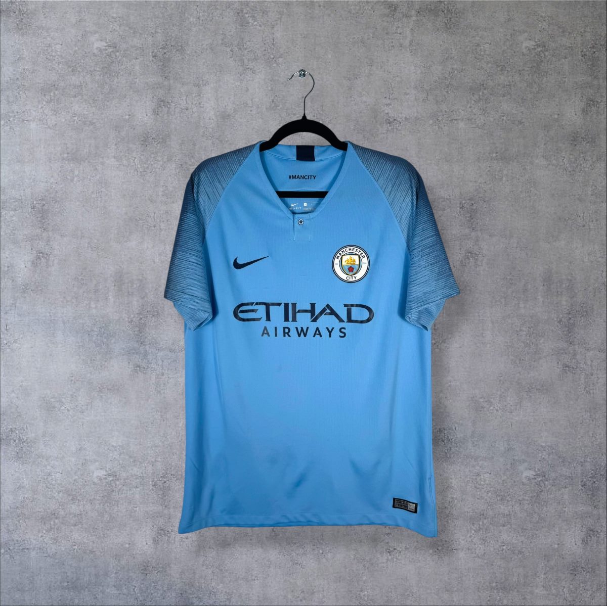 Face du maillot Manchester City 2018-2019 Nike bleu ciel avec le sponsor Etihad Airways
