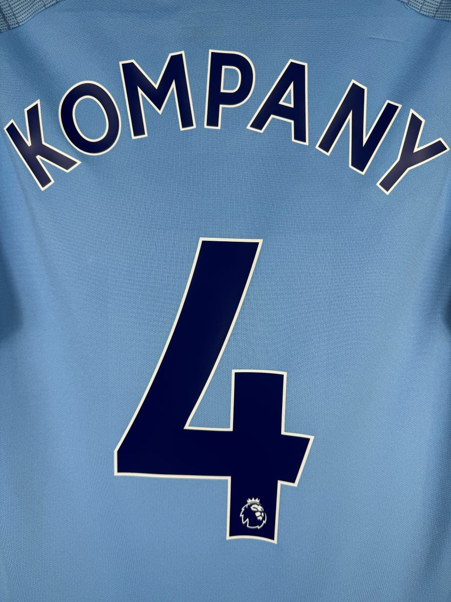 Détail du flocage Kompany N°4 marine avec le lion couronné de Premier League