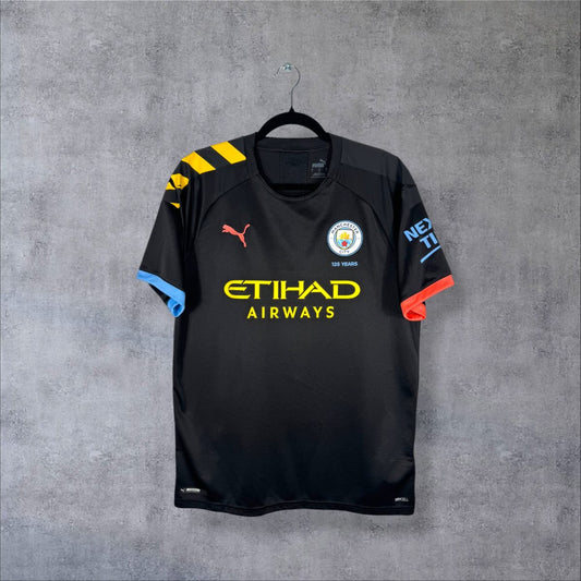 Maillot Manchester City extérieur 2019-2020 Puma de face, bandes jaunes aux épaules, sponsor Etihad