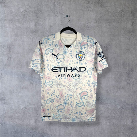 Maillot Manchester City 2020-2021 third de face, motif paisley rose et bleu sur fond crème, sponsor Etihad
