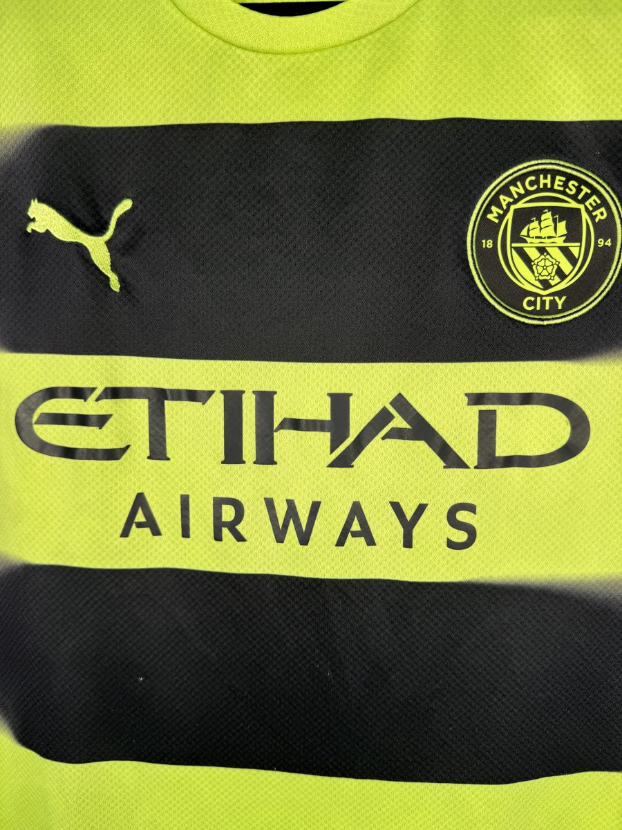 Écusson Manchester City, félin Puma et sponsor Etihad Airways, maillot third 2022-2023