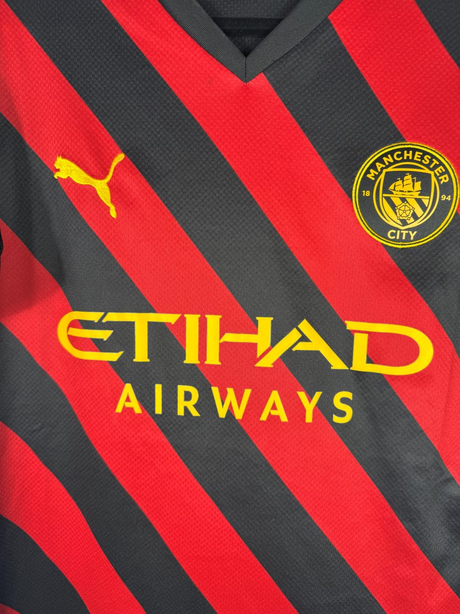Détail blason Manchester City et logo Puma maillot 2023-2024