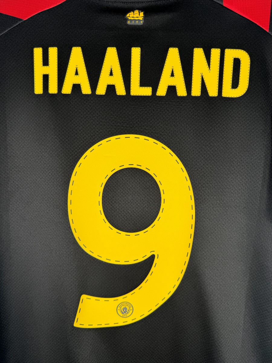 Détail flocage Haaland 9 maillot Manchester City 2023-2024
