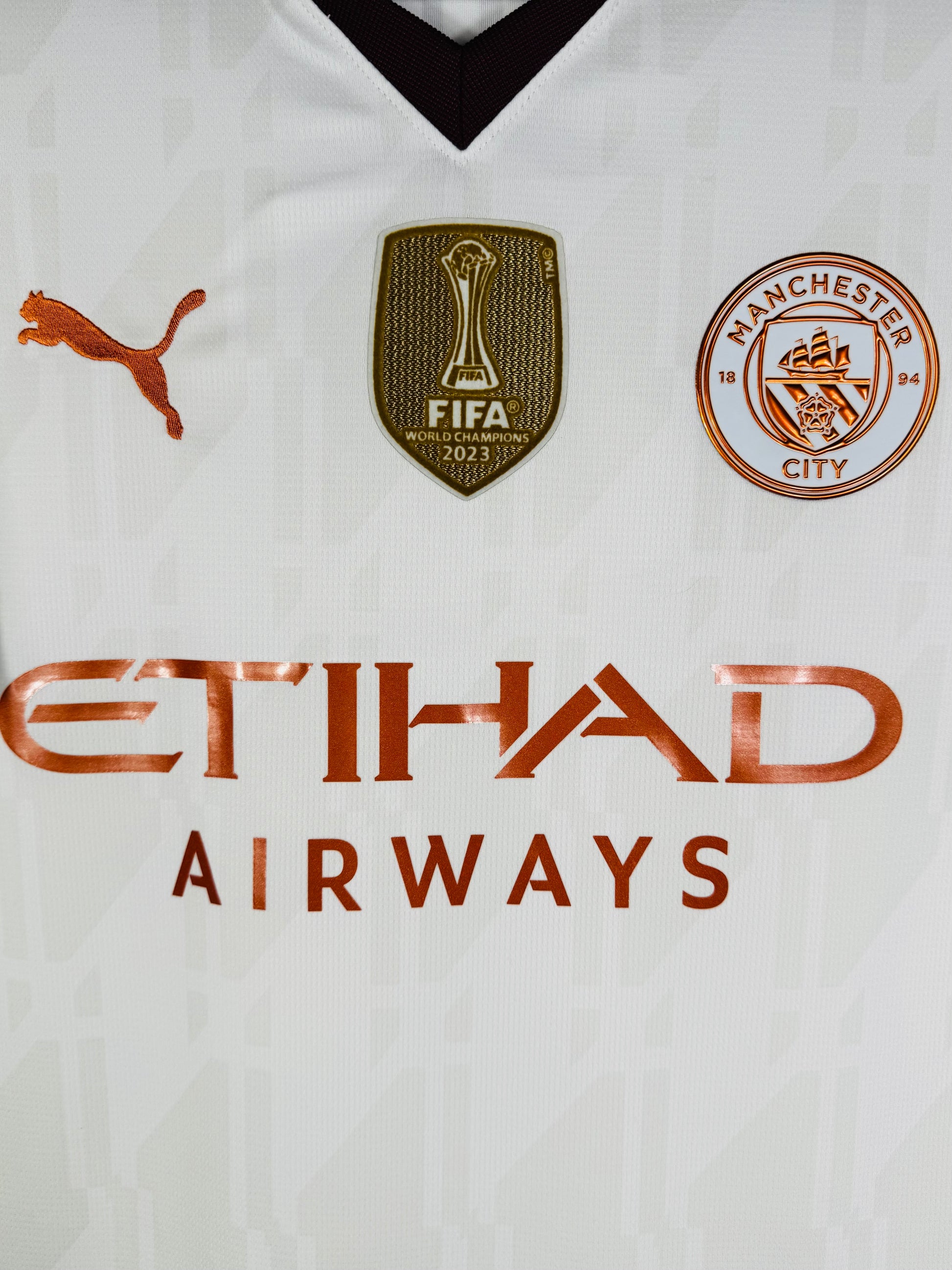 Détail de l'écusson de Manchester City et du logo Puma