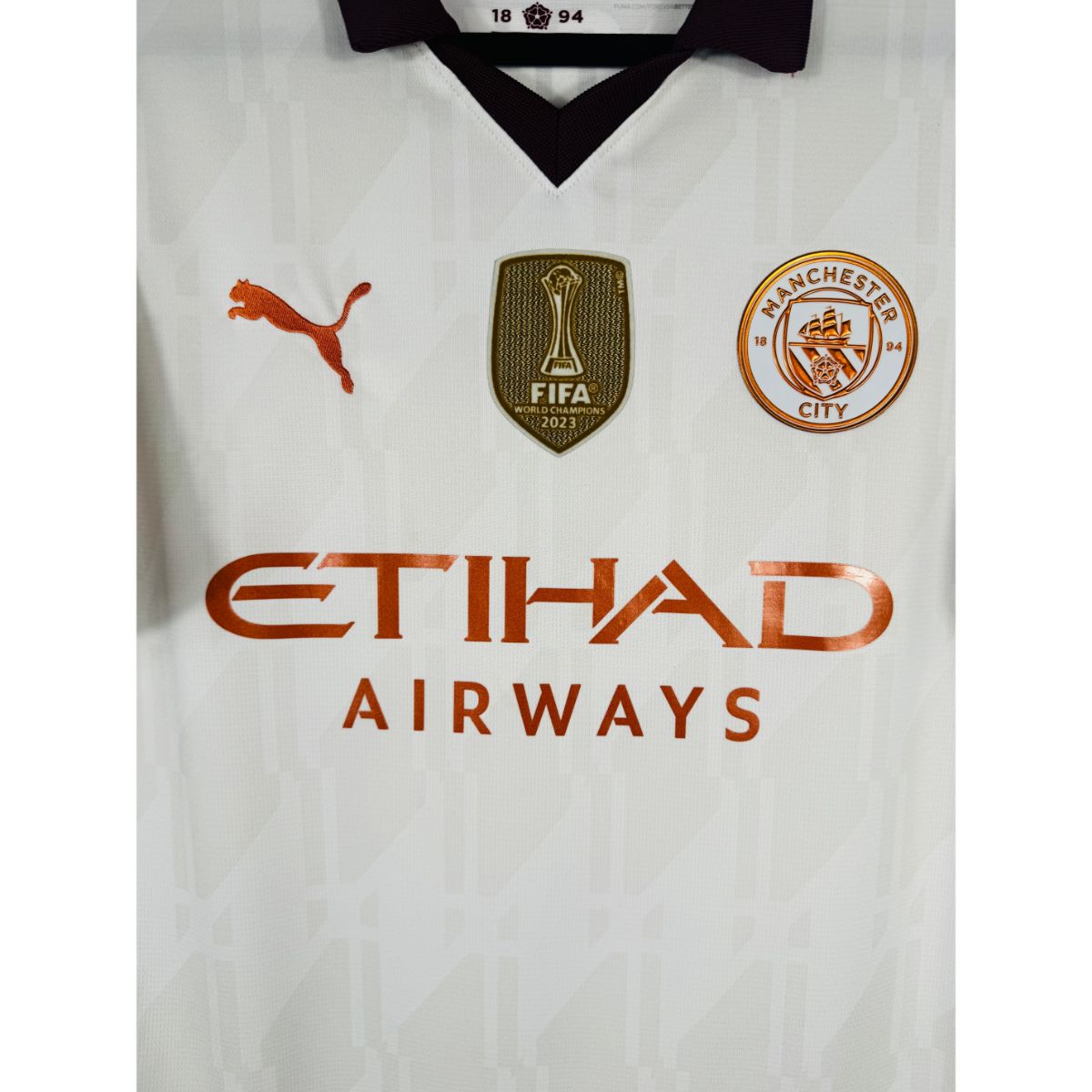 Détail de l'écusson de Manchester City et du logo Puma