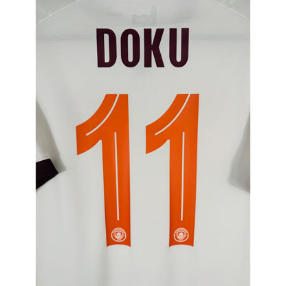 Détail de la typographie du flocage sur le numéro 11 de Jérémy Doku