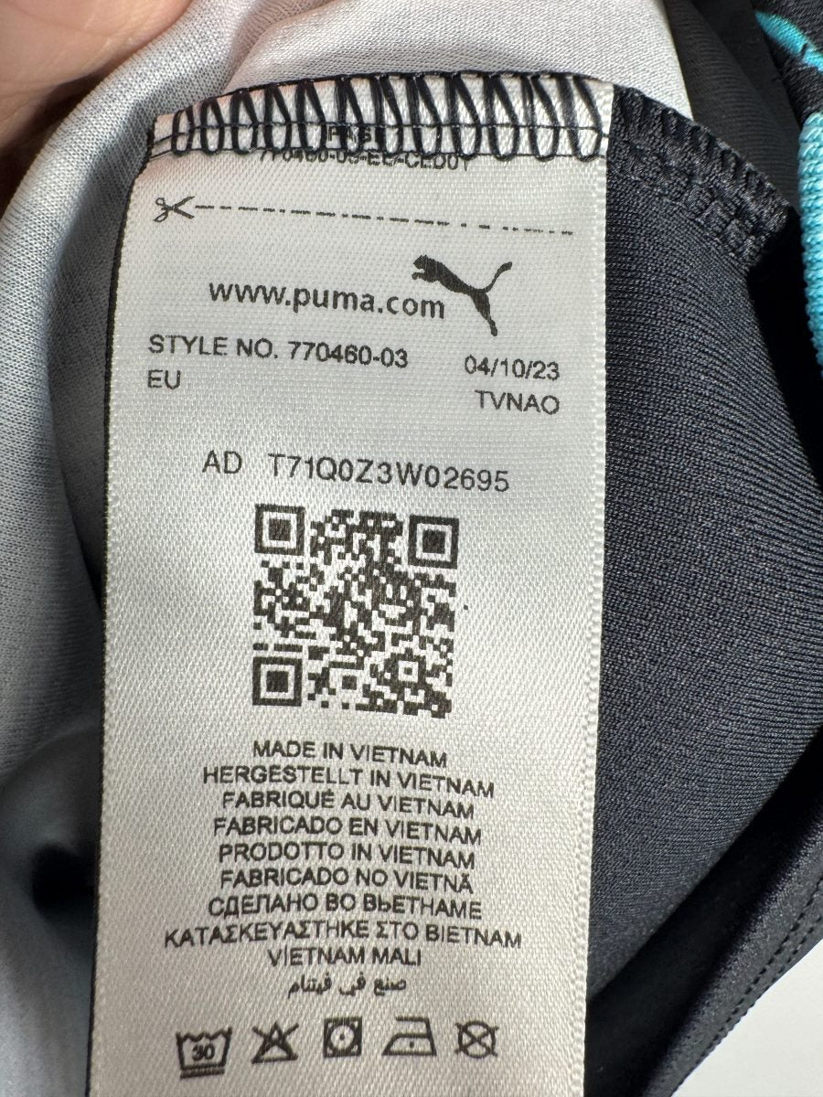 Étiquette Puma STYLE NO. 770460-03 datée 04/10/23 maillot Manchester City