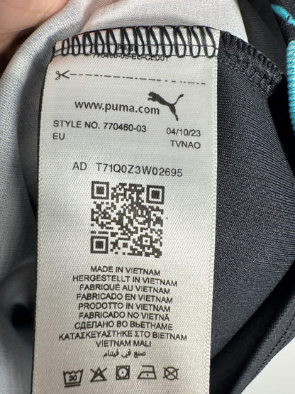 Étiquette Puma STYLE NO. 770460-03 datée 04/10/23 maillot Manchester City