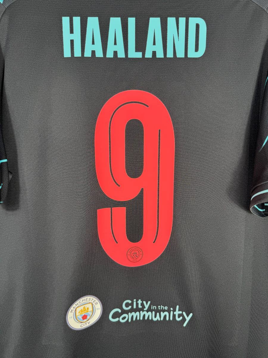 Flocage HAALAND N°9 corail avec écusson City intégré et City in the Community