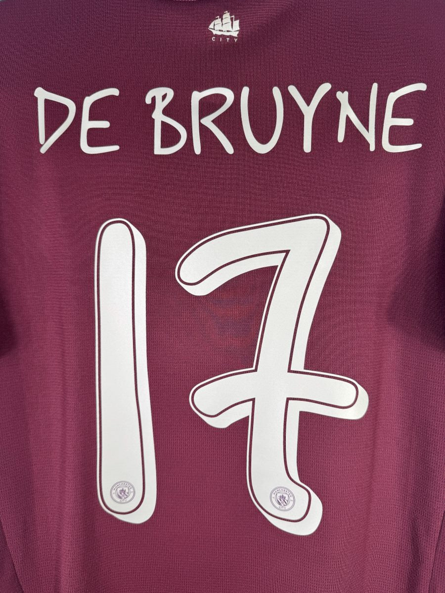 Détail du flocage De Bruyne N°17 avec l écusson de City au pied des chiffres