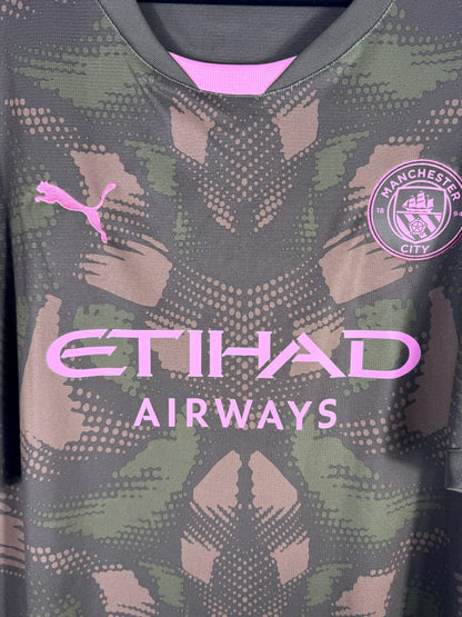 Detail de l ecusson rose de Manchester City et du logo Puma sur le maillot de gardien