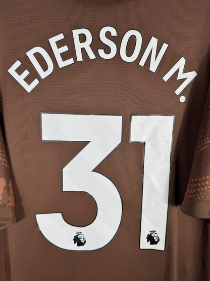 Gros plan du flocage Ederson M numero 31 avec patchs Premier League