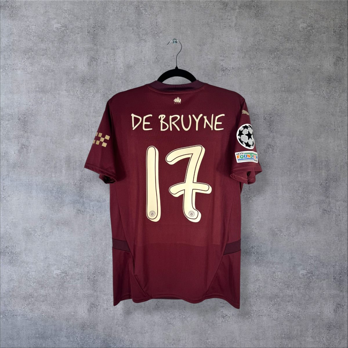 Dos du maillot Manchester City 2024-2025 third bordeaux avec le flocage De Bruyne N°17