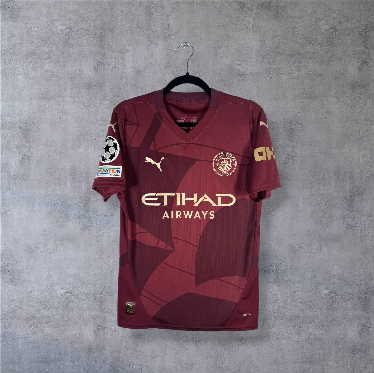 Face du maillot Manchester City 2024-2025 third Puma bordeaux avec le sponsor Etihad Airways doré