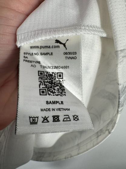 Étiquette intérieure Puma mention Sample avec QR code, maillot Manchester City KidSuper échantillon