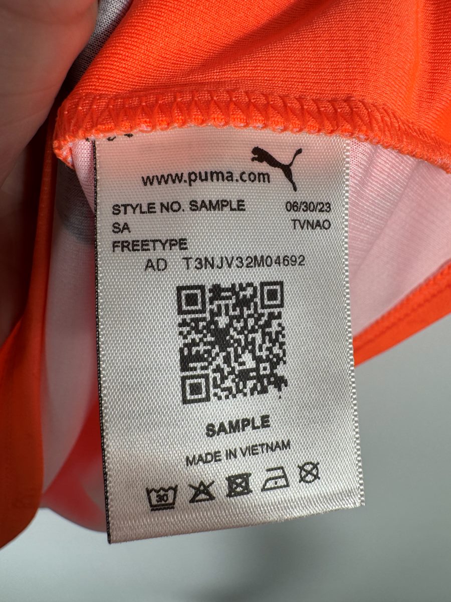 Étiquette intérieure Puma mention Sample avec QR code, maillot gardien Manchester City KidSuper
