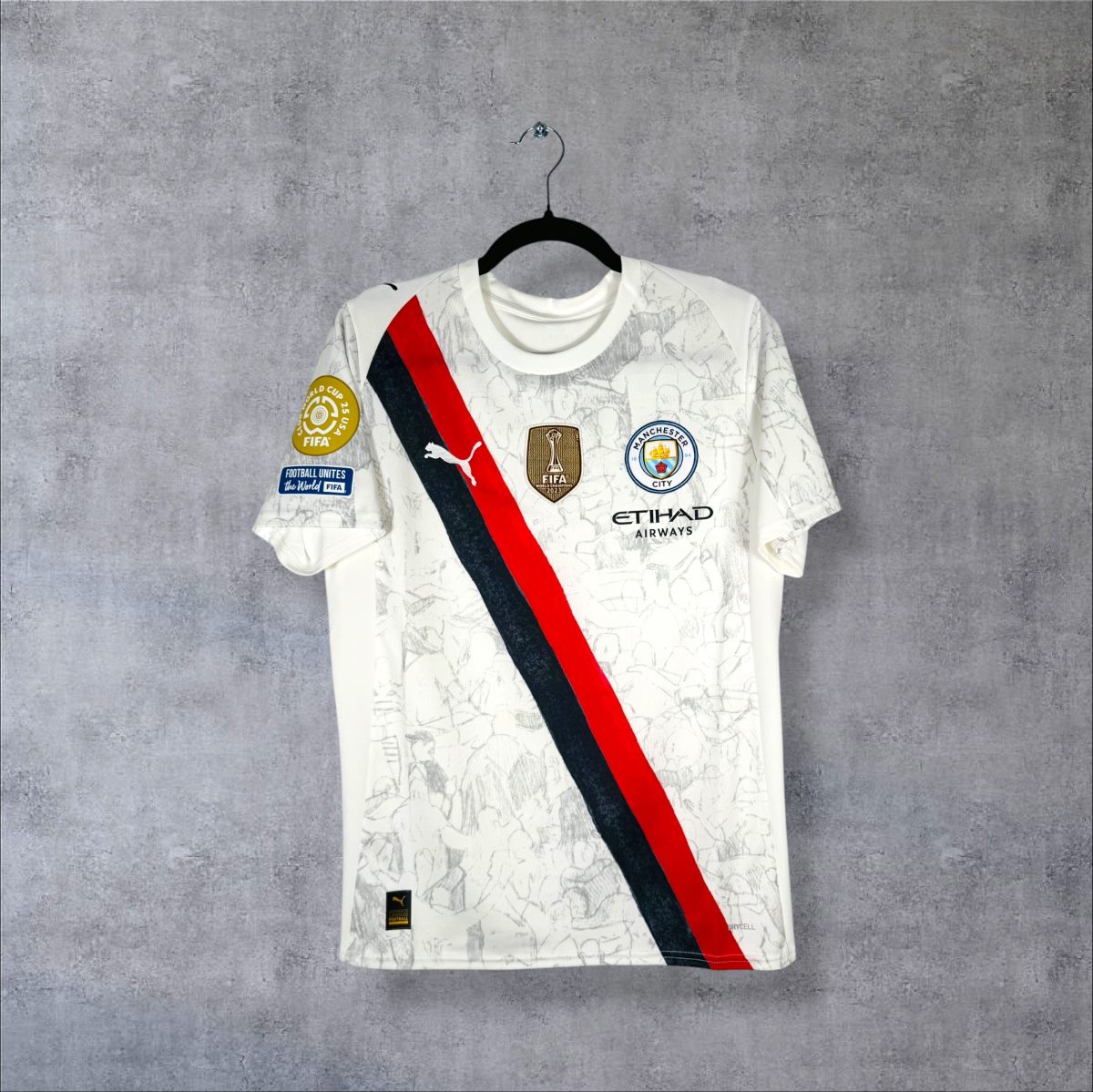 Face du maillot Manchester City 2025 KidSuper Puma avec bande diagonale, Etihad Airways et patchs Coupe du Monde des Clubs