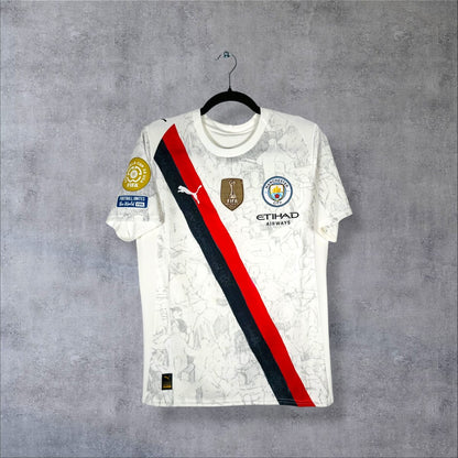 Face du maillot Manchester City 2025 KidSuper Puma avec bande diagonale, Etihad Airways et patchs Coupe du Monde des Clubs