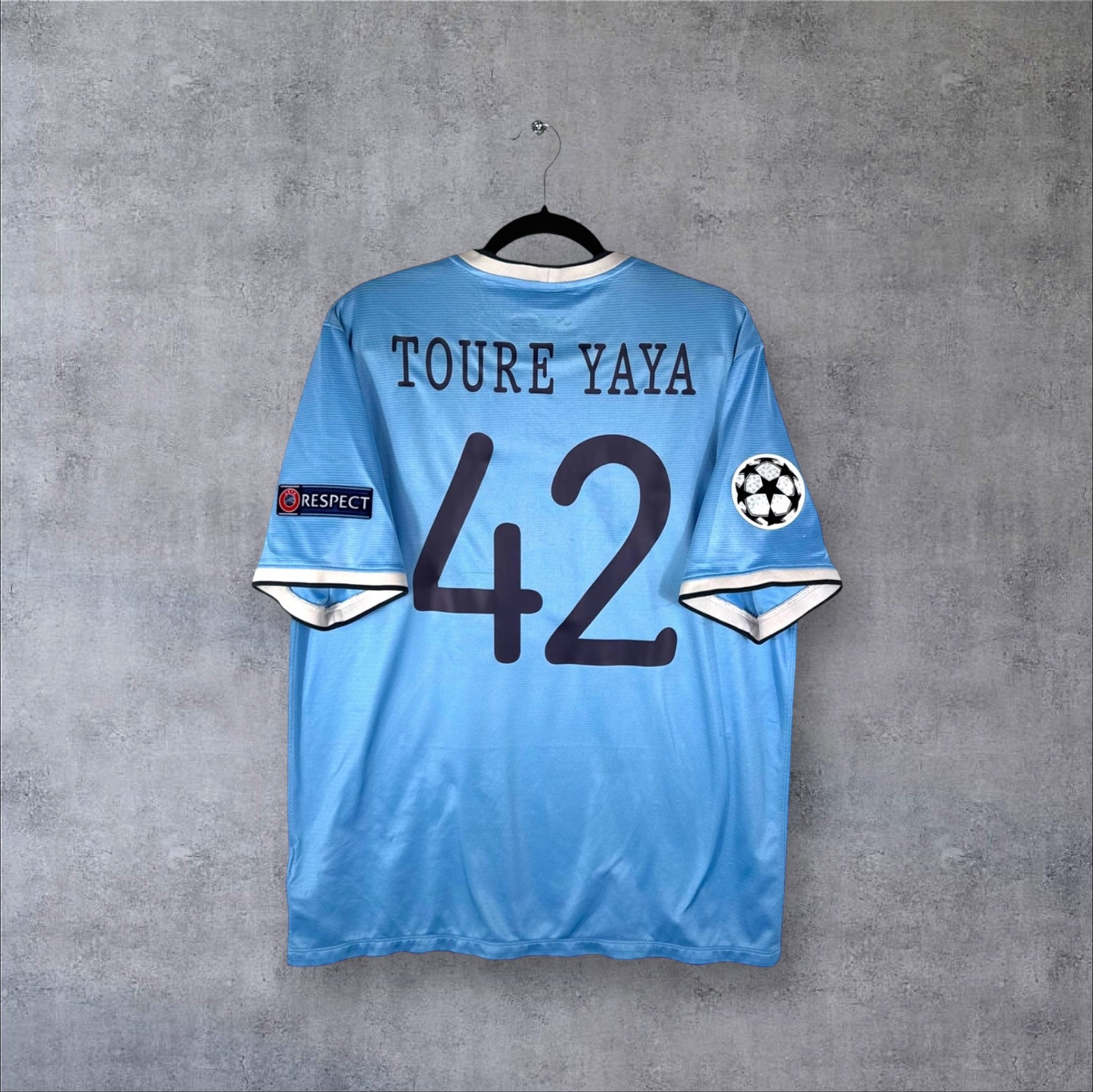 Dos du maillot Manchester City 2014 domicile bleu ciel avec flocage bleu marine TOURE YAYA 42 et patchs Ligue des Champions.