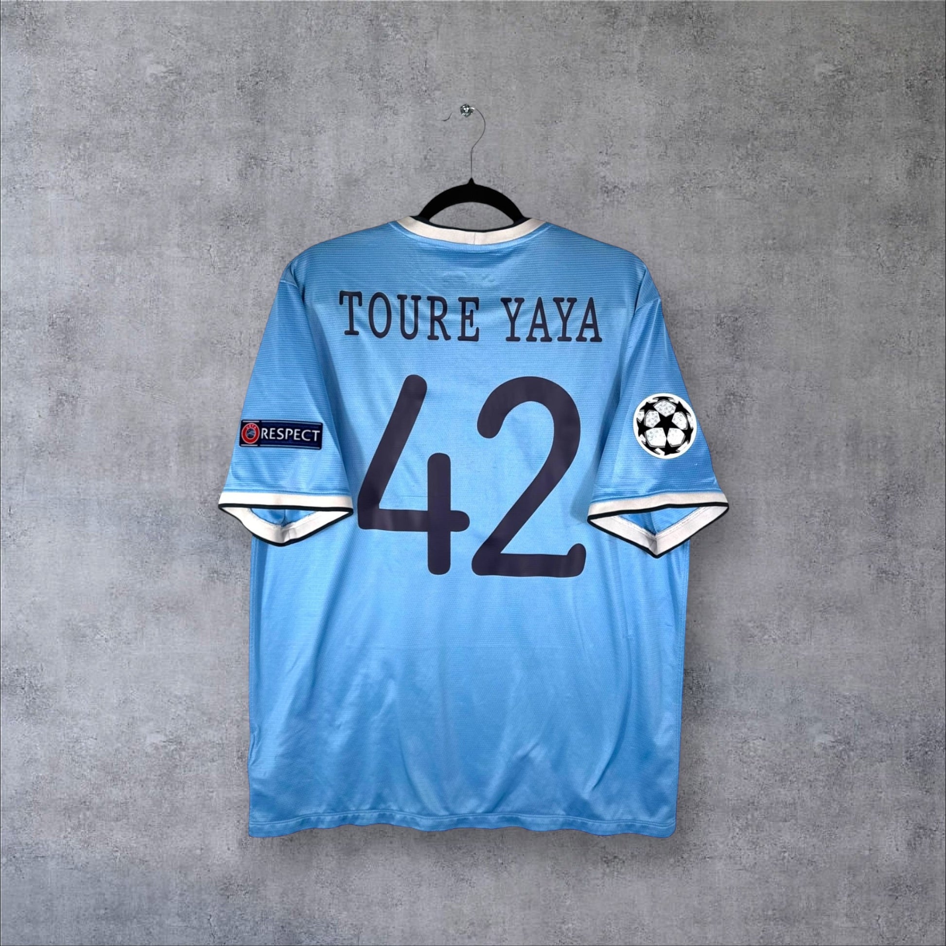 Dos du maillot Manchester City 2014 domicile bleu ciel avec flocage bleu marine TOURE YAYA 42 et patchs Ligue des Champions.