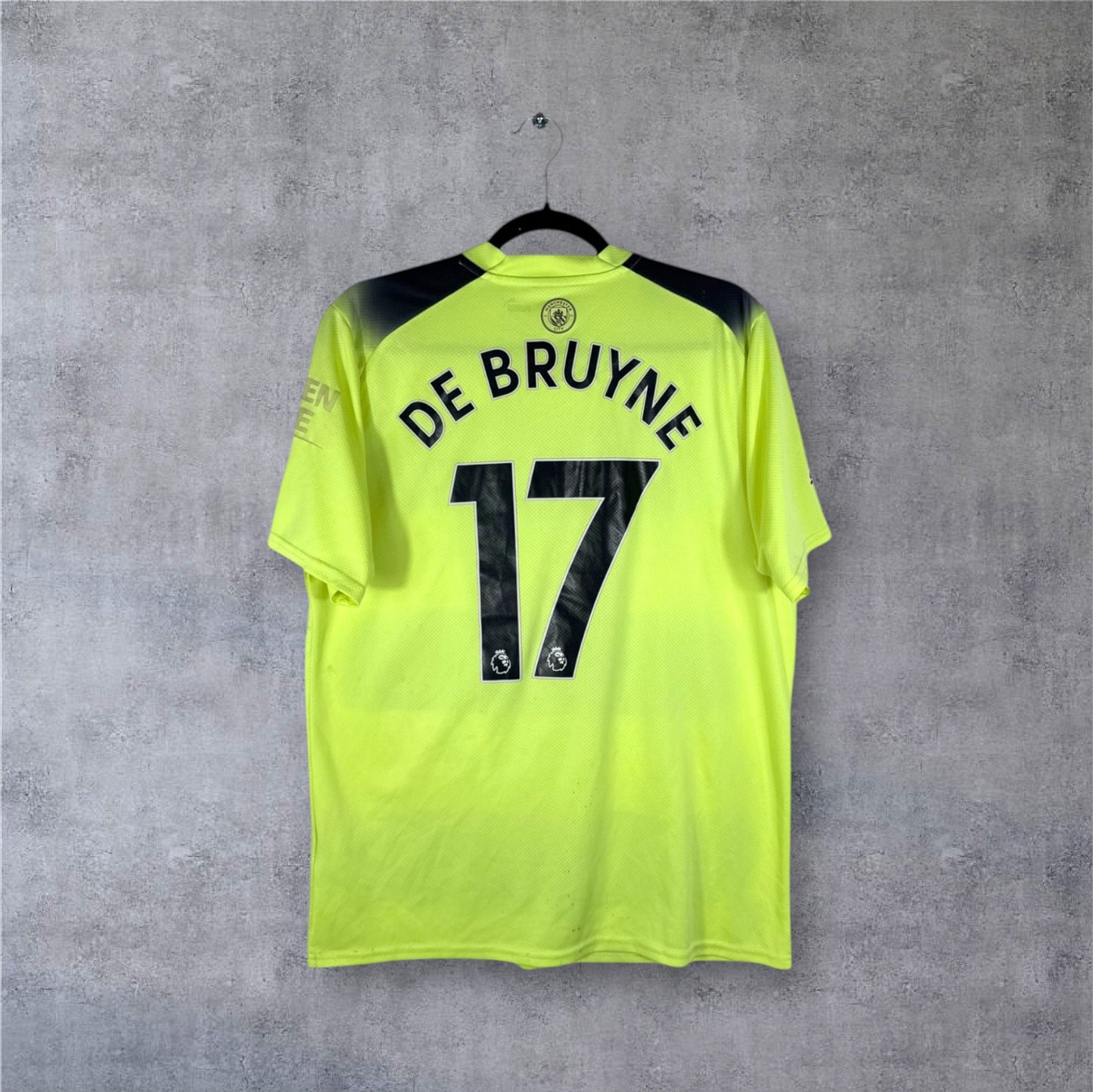 Dos du maillot Manchester City 2023 Third jaune fluo avec flocage noir DE BRUYNE 17.