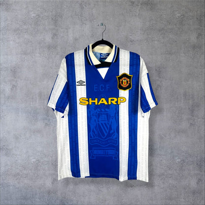 Face du maillot Manchester United 1994-1995 third bleu Umbro avec sponsor Sharp et écusson brodé