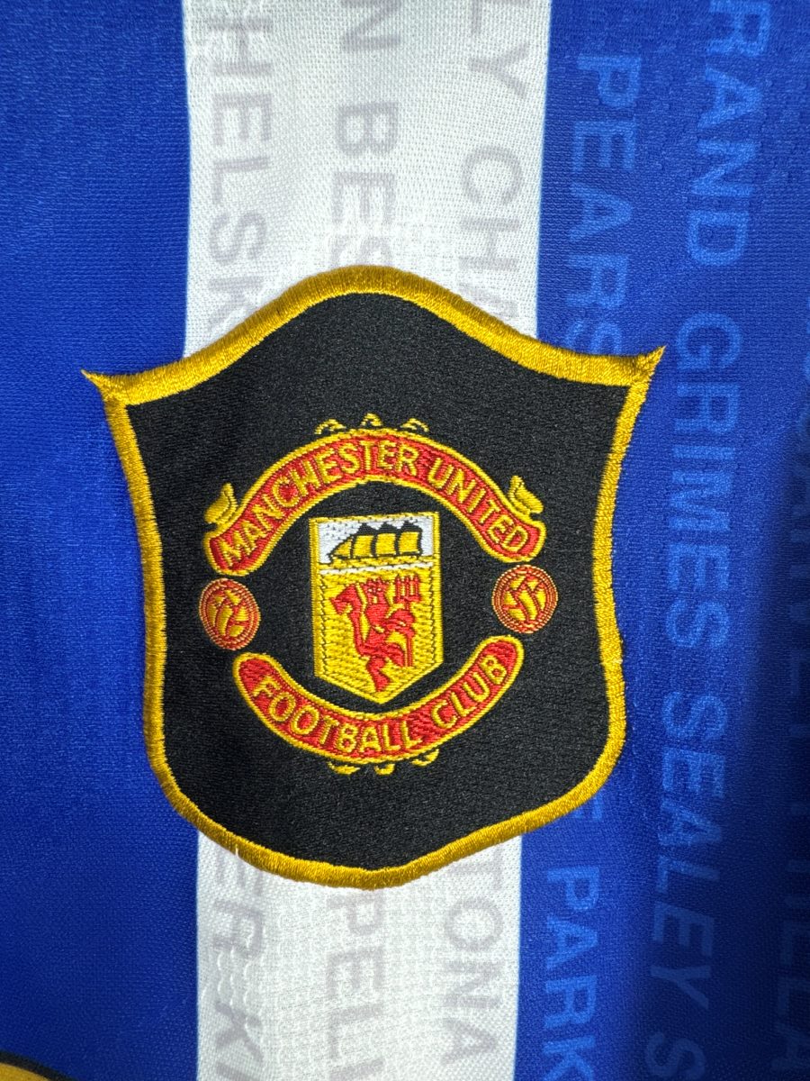 Écusson brodé Manchester United Football Club sur le maillot third bleu 1994-1995 Umbro