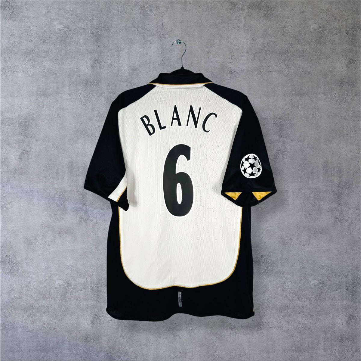 Dos du maillot Manchester United 2001-2002 extérieur Umbro avec flocage Blanc N°6 et patch Ligue des Champions
