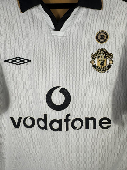 Écusson doré Manchester United et badge du Centenaire 1902-2002 sur le maillot extérieur