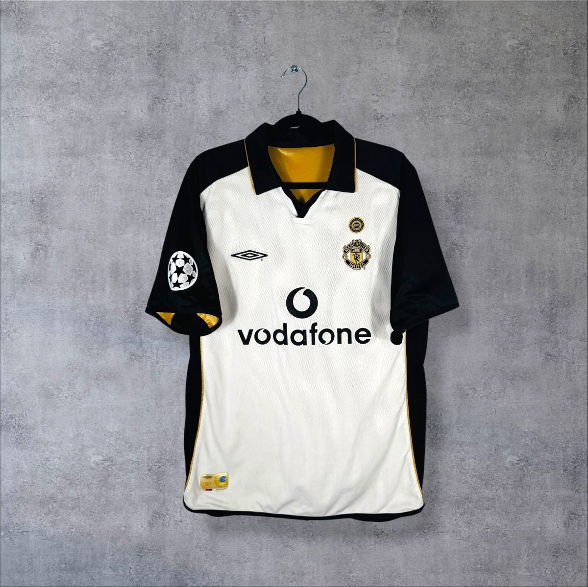 Face du maillot Manchester United 2001-2002 extérieur blanc noir et or avec sponsor Vodafone