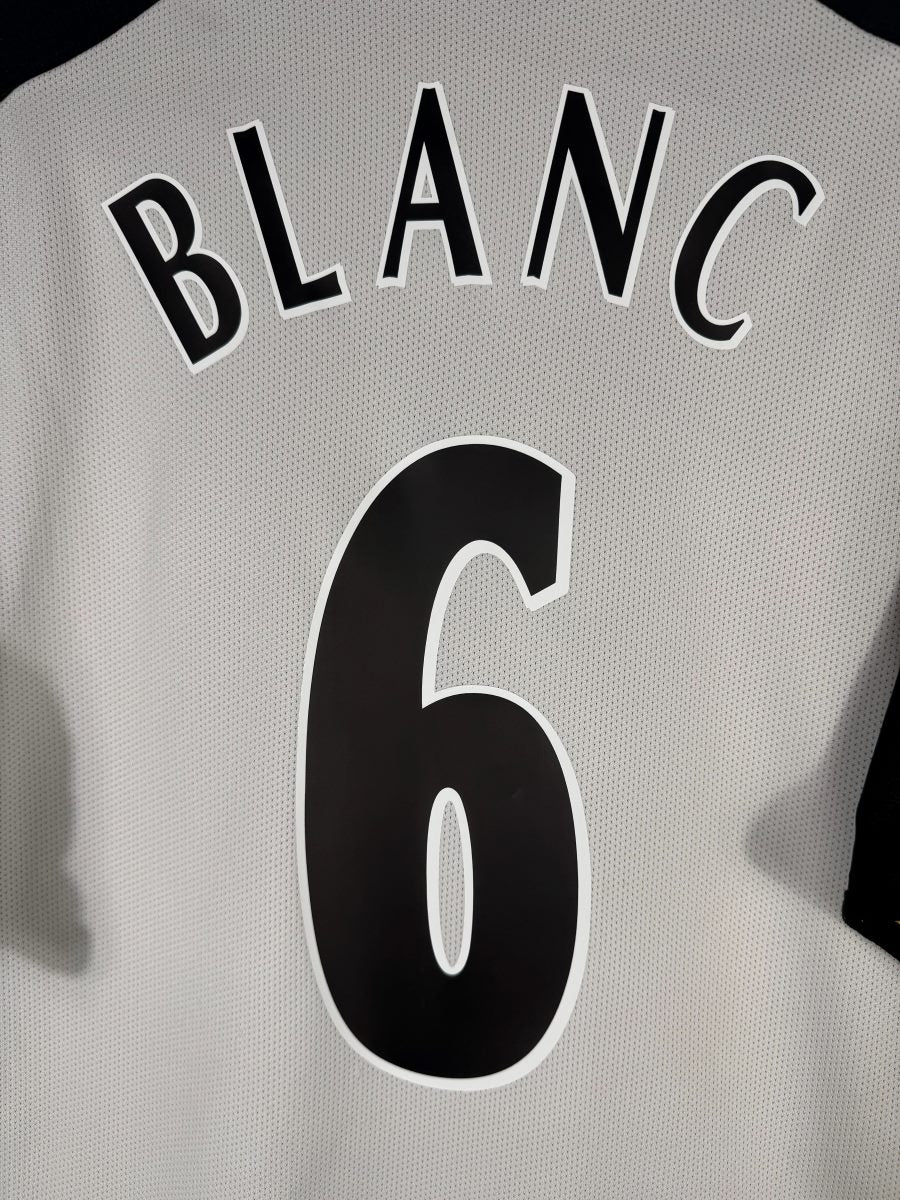 Détail du flocage Laurent Blanc N°6 noir bordé de blanc, maillot Manchester United 2001-2002