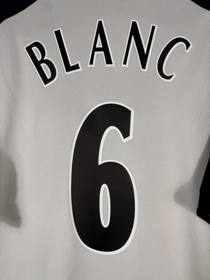 Détail du flocage Laurent Blanc N°6 noir bordé de blanc, maillot Manchester United 2001-2002