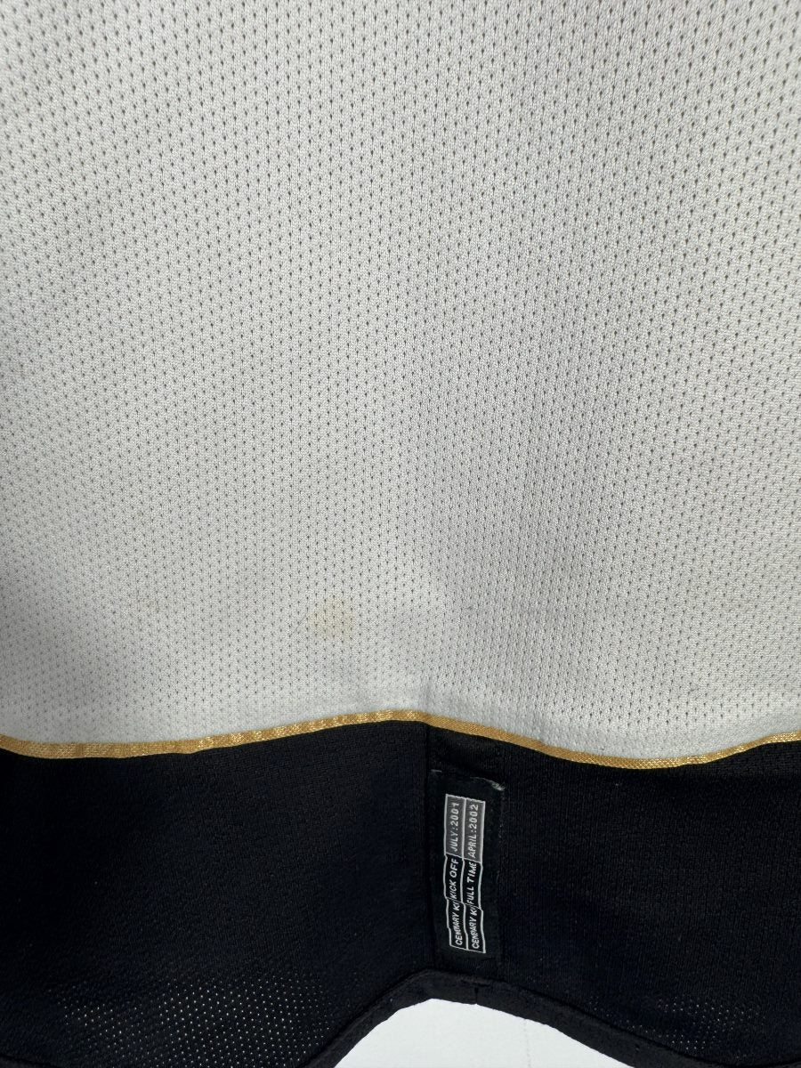 Micro-trace au bas du panneau blanc et étiquette Centenary Kick Off du maillot Manchester United 2001-2002