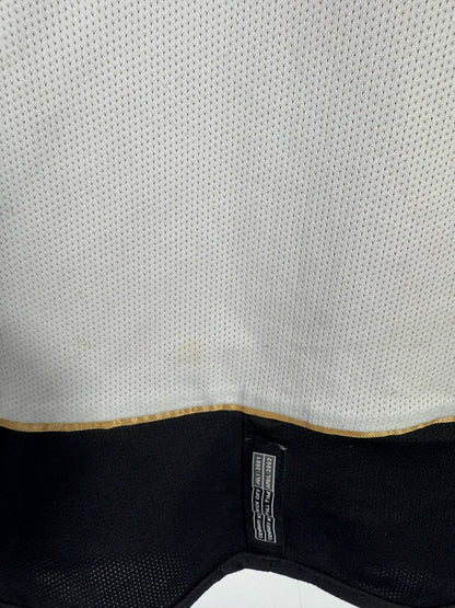 Micro-trace au bas du panneau blanc et étiquette Centenary Kick Off du maillot Manchester United 2001-2002