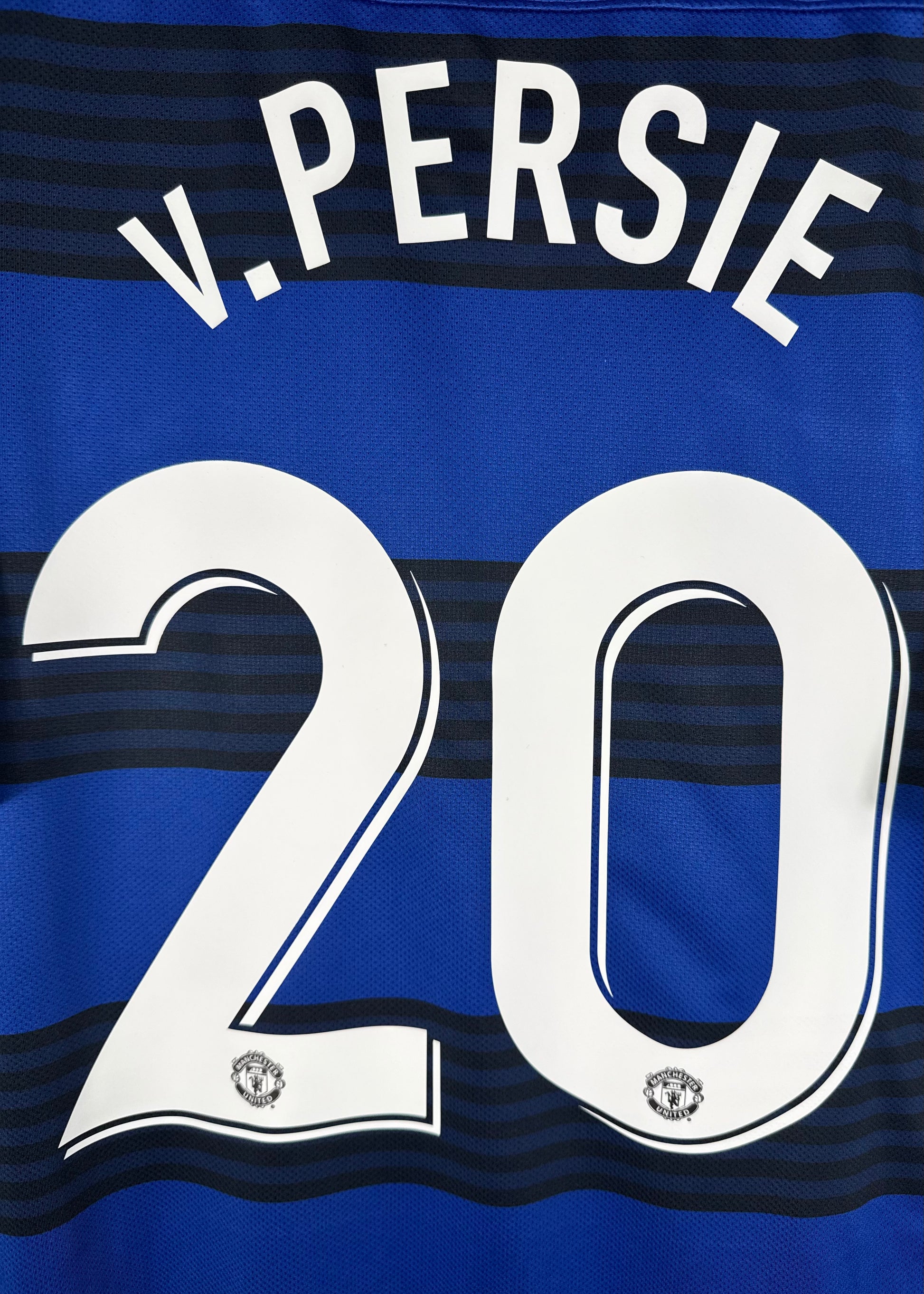 Détail de la typographie du flocage sur le numéro 20 de Robin van Persie